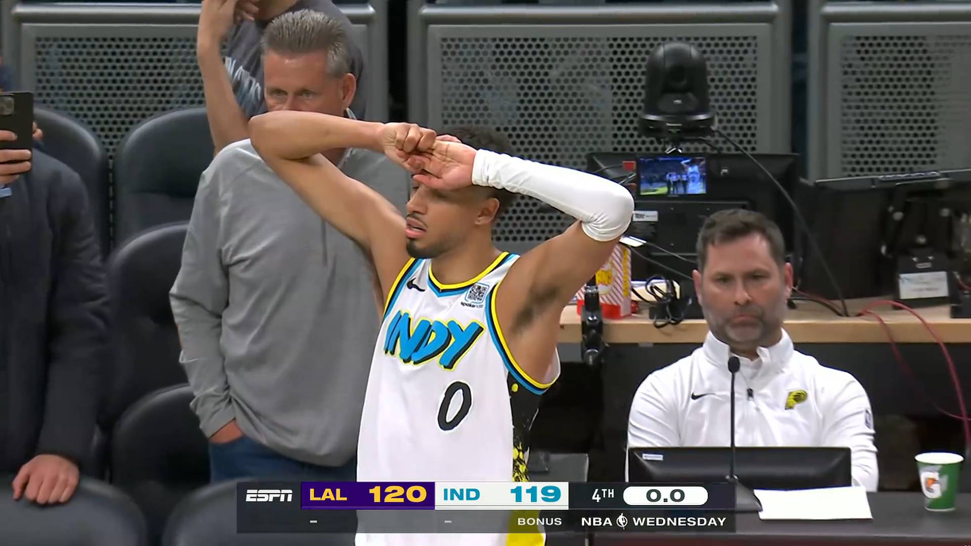 大发彩票网站-湖人压哨绝杀羽毛球队,全场沸腾!经典一战再现传奇